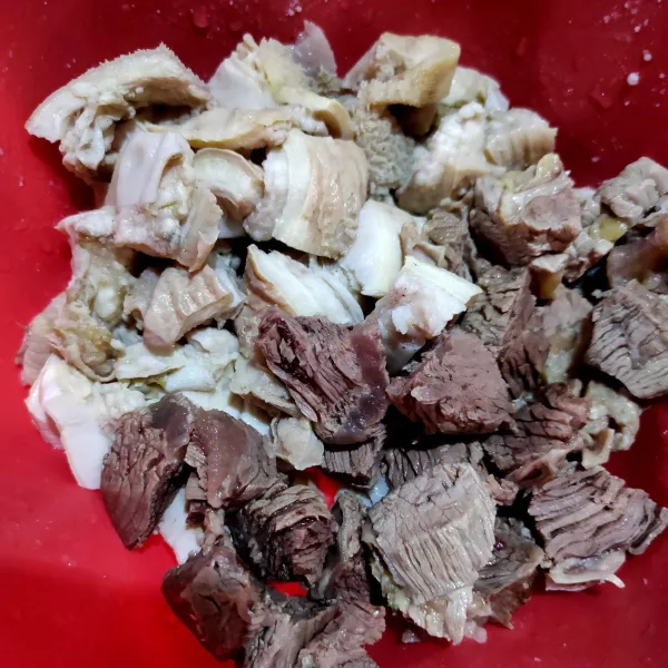 Rebus kembali babat dan daging sapi hingga empuk kemudian potong dadu.