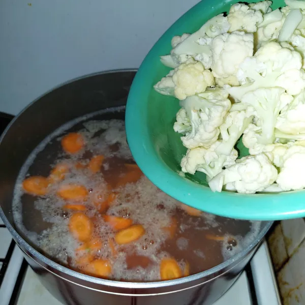 Masukkan kembang kol dan wortel, masak hingga agak lunak.