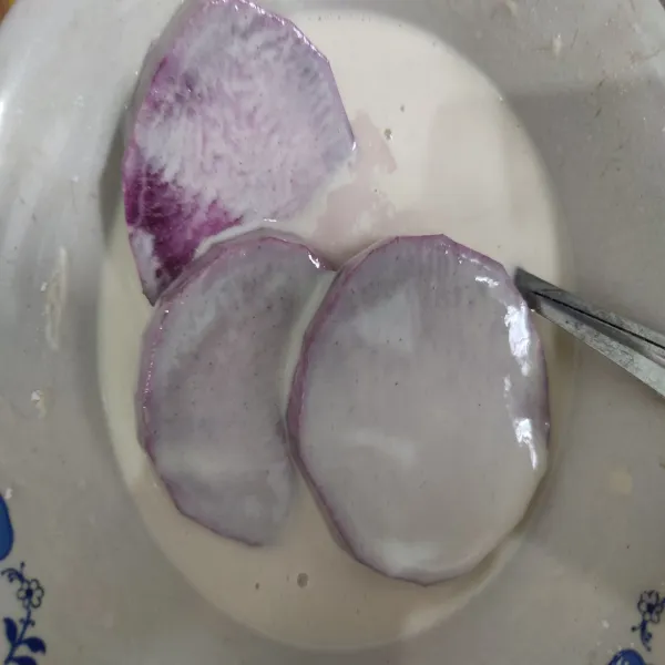 Masukkan ubi ungu ke dalam adonan basah.