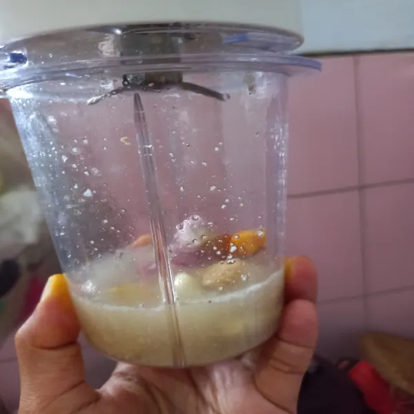 Siapkan bawang merah dan bawang putih, kupas terlebih dahulu kulitnya kemudian masukan dalam wadah, blender beserta kemiri, lada bubuk, kunyit, tambahkan sedikit air.