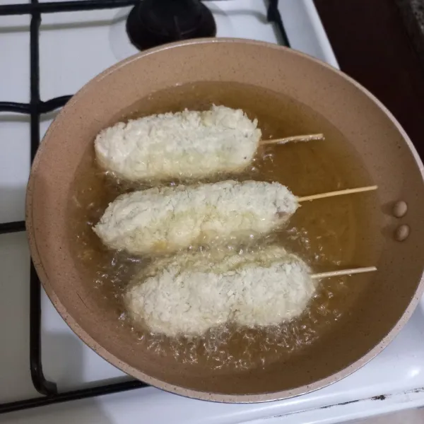 Goreng dengan api kecil hingga matang kecokelatan, lalu tiriskan.