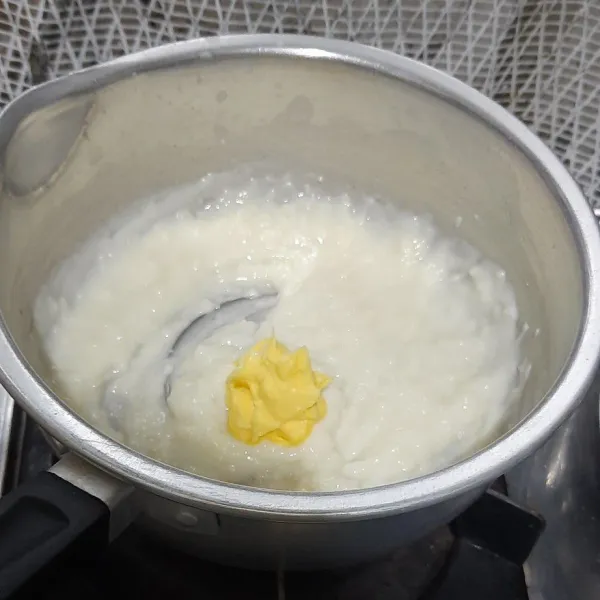 Tambahkan margarin lalu aduk cepat.