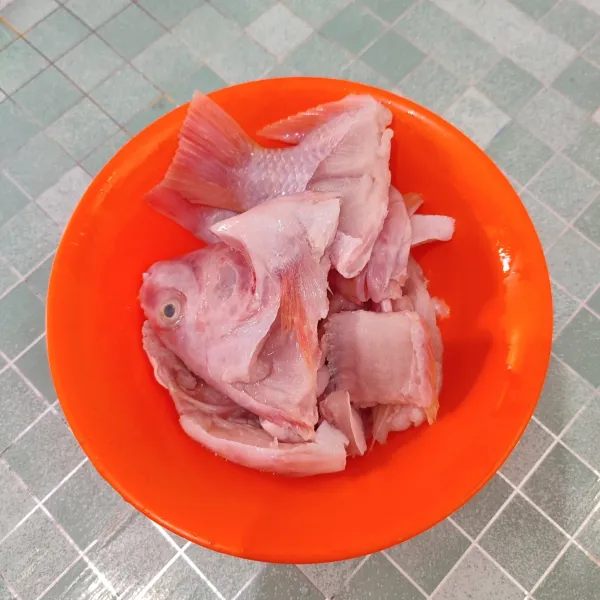 Cuci bersih tulang ikan, peraskan jeruk nipis lalu sisihkan.