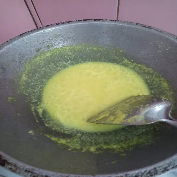Panaskan minyak kemudian tumis bumbu halus hingga harum, masak sampai airnya menyusut.