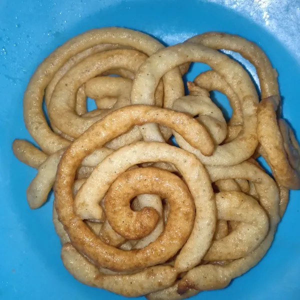 Goreng hingga matang, balik, angkat dan tiriskan. 
Sajikan dengan saus atau mayonnaise.