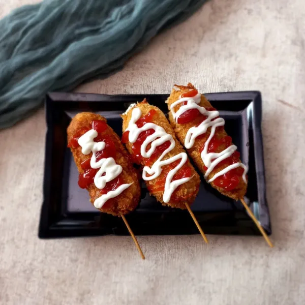 Beri saus sambal dan mayonaise, kemudian sajikan selagi panas.