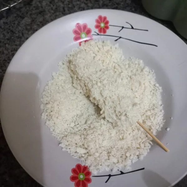 Celupkan sosis dan keju pada adonan tepung, kemudian gulingkan pada tepung panir.