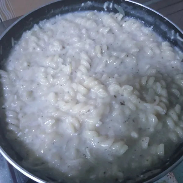 Masukkan macaroni spiral yang sudah direbus lalu beri garam, lada, kaldu jamur dan gula.