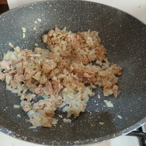 Masukkan tuna, masak dan aduk rata