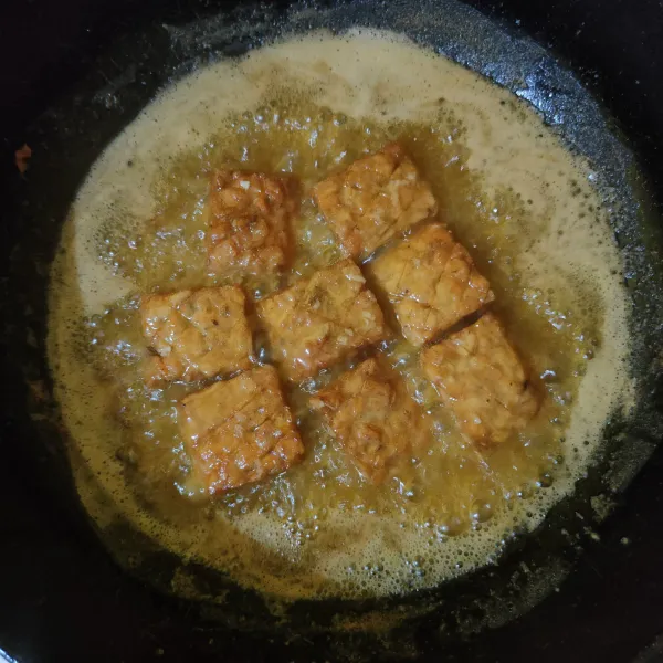 Goreng hingga matang, angkat, tiriskan dan sajikan.