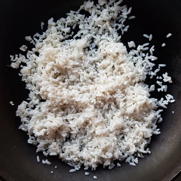 Masukkan beras ketan yang sudah di rendam dan dicuci ke dalam wajan anti lengket.