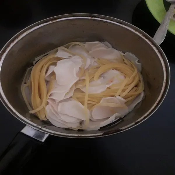 Didihkan air, rebus spaghetti dan kerupuk sampai lunak.