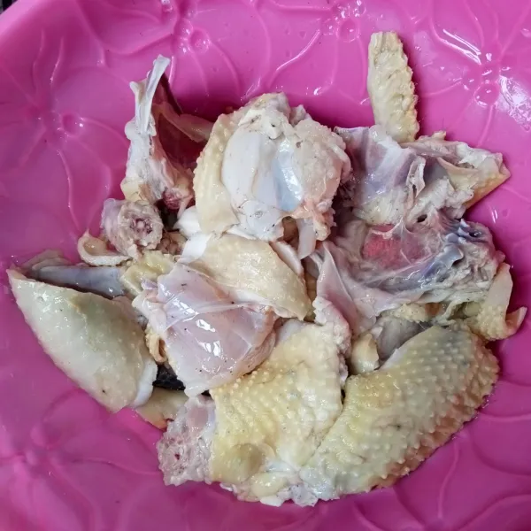 Potong-potong ayam dan cuci bersih.