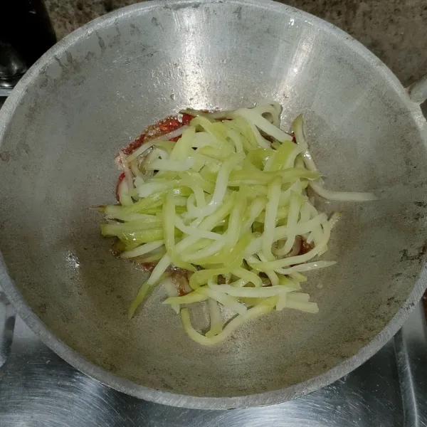 Masukan Labu Siam, sambil diaduk sampai labu siamnya lemas dan bumbu merata.