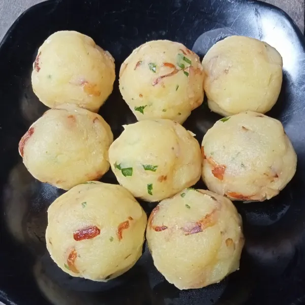 Bentuk bulat hingga telur puyuh tidak terlihat, lakukan hal serupa hingga habis.