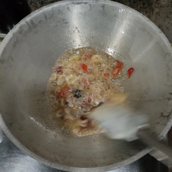 Tambahkan garam, lada bubuk, kaldu bubuk, gula pasir, saus tiram. Aduk kembali sampai rata.