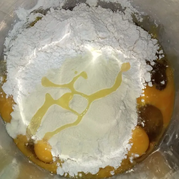 Campur semua bahan cake menjadi satu kecuali margarin leleh.