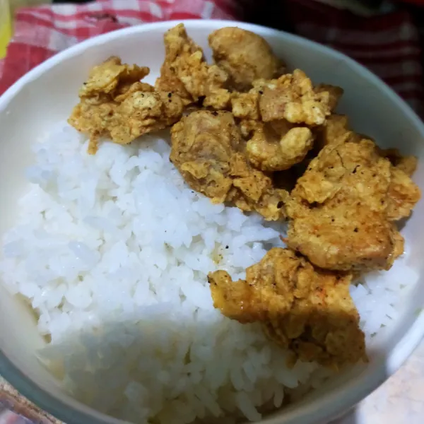 Siapkan rice bowl kemudian isi dengan nasi putih secukupnya. Tambahkan ayam popcorn sambal dan lalapan.  Rice bowl siap dinikmati.