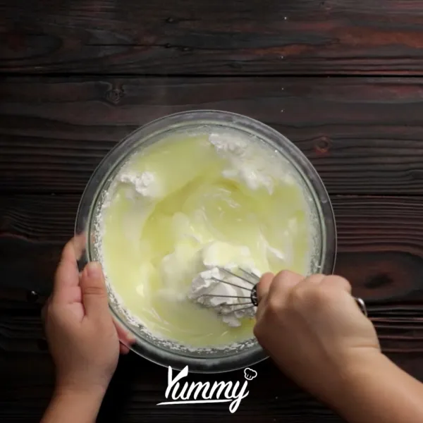 Campurkan whipping cream yang sudah dikocok dengan #resepdasaryummy Vla Vanilla. Aduk merata menggunakan baloon whisk.