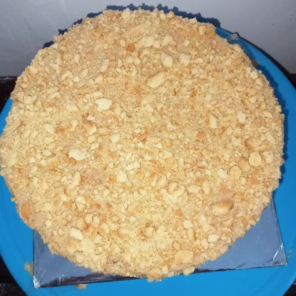 Panggang selama 40 menit menggunakan api atas bawah dengan suhu 170°C hingga matang. Setelah matang keluarkan cake dari loyang, kemudian biarkan sampai dingin dan kemudian olesi dengan butter cream merata dan beri taburan crumble biskuit.