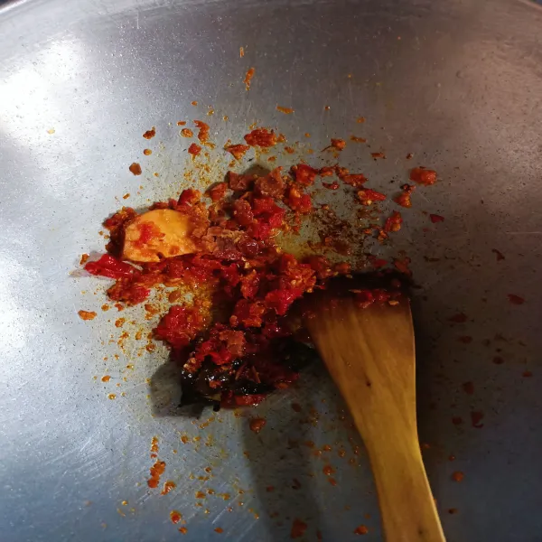 Masukkan gula merah.