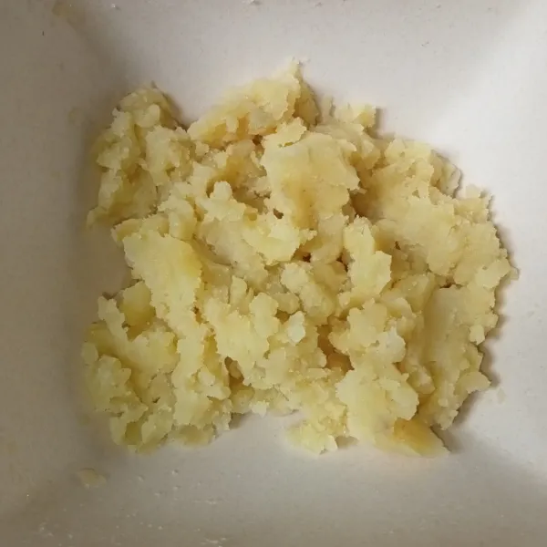 Haluskan kentang selagi masih panas.