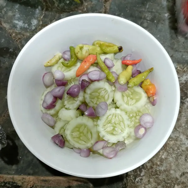 Masukan cabe rawit dan bawang merah.