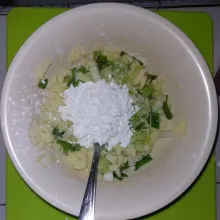 Tambahkan tepung tapioka, lalu aduk rata.