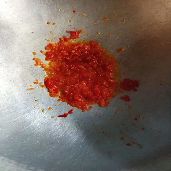 Tumis bumbu halus hingga harum.