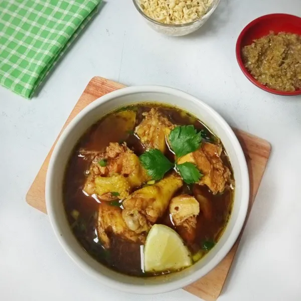 Sajikan rawon dengan tauge pendek, sambal dan jeruk nipis.