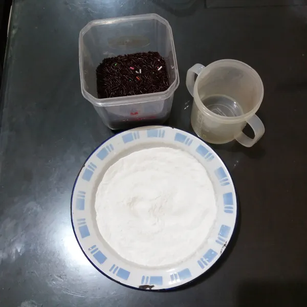 Siapkan bahan-bahan.