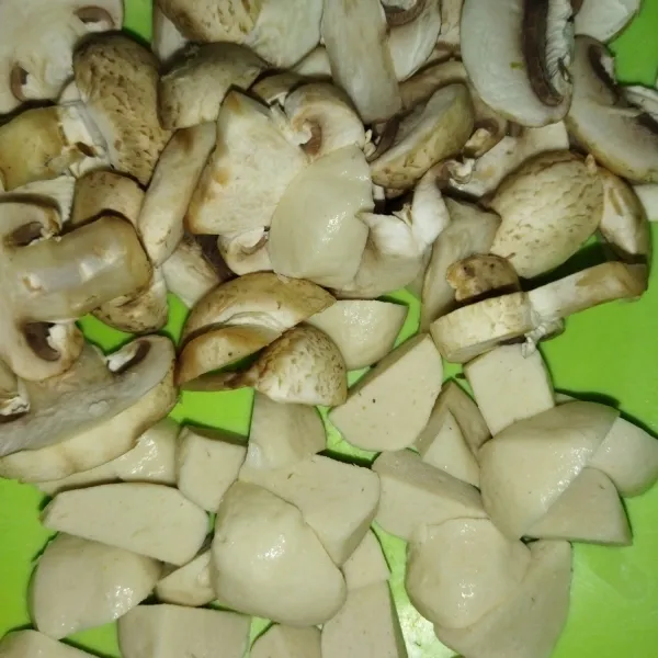 Siapkan jamur kancing dan baso ikan yang sudah dipotong-potong.