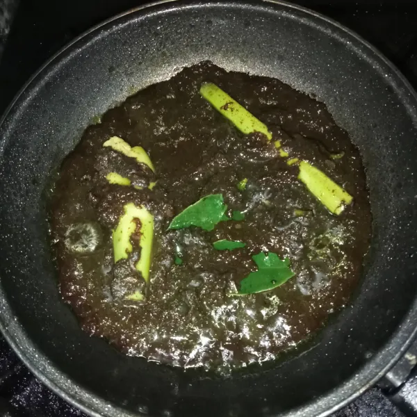 Tumis bumbu halus, serai, daun salam dan daun jeruk hingga bumbu matang.