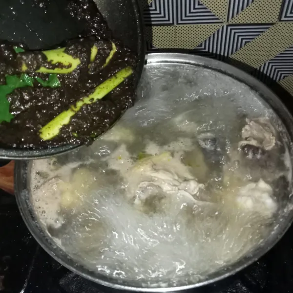 Masukkan bumbu yang sudah ditumis kedalam panci. Masak hingga ayam empuk.