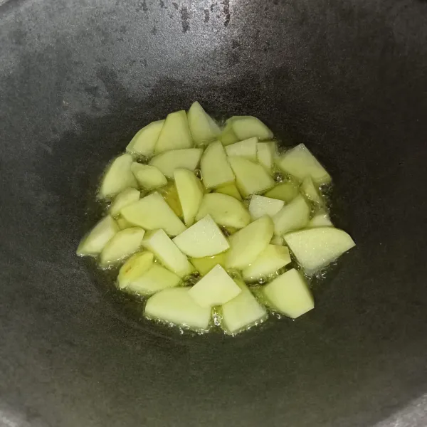 Kupas kentang dan potong-potong, lalu goreng hingga matang.