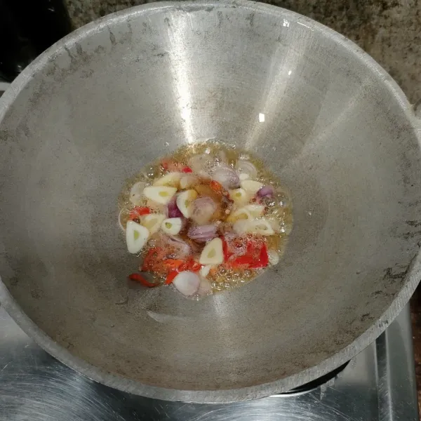 Tumis cabe, bawang merah, bawang putih sampai harum.