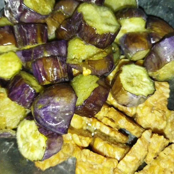 Siapkan terong ungu dan tempe yang sudah digoreng, goreng secara terpisah.
