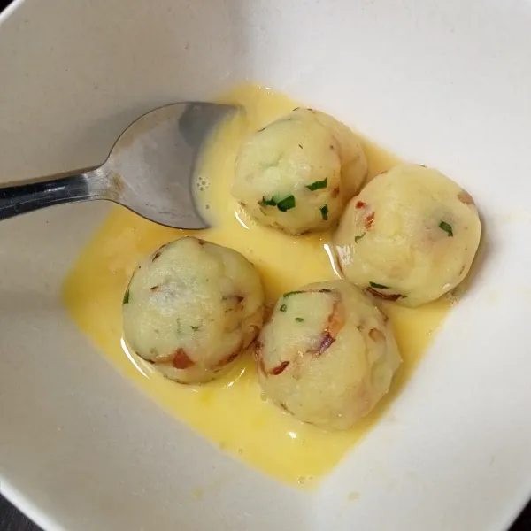 Celupkan ke dalam telur yang sudah dikocok lepas.