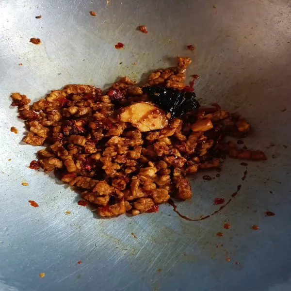 Masukkan tempe tambahkan garam, penyedap rasa dan sedikit kecap. Angkat dan sajikan.