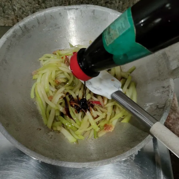 Tambahkan kecap manis secukupnya.