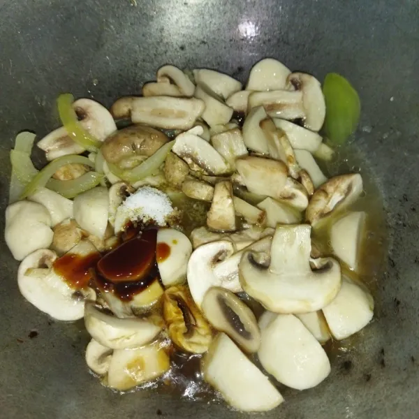 Masukkan  jamur kancing, baso ikan, saus tiram, kecap manis dan garam, aduk rata.