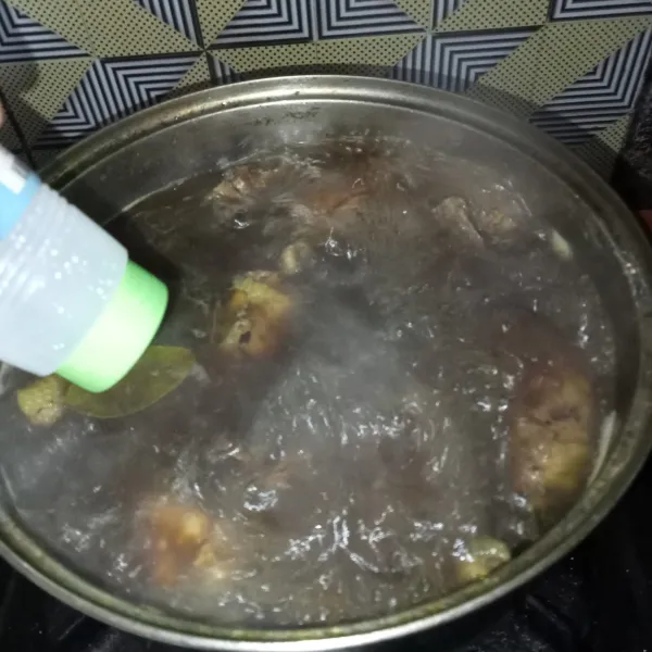 Bumbui dengan garam, lada bubuk, gula pasir dan kaldu jamur.