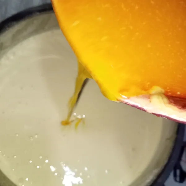 Tuang margarin ke dalam adonan, kemudian aduk balik hingga rata.