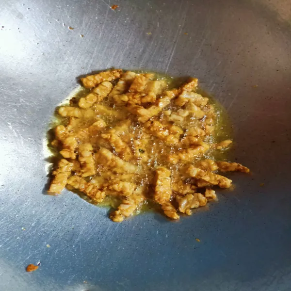 Goreng tempe hingga matang.