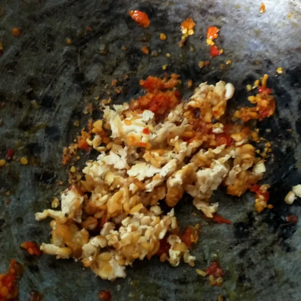 Masukkan tempe yang telah dihaluskan. Aduk rata. Matikan api, sambal tempe siap dinikmati.