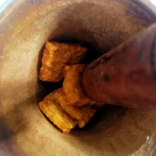 Tumbuk atau hancurkan tempe.