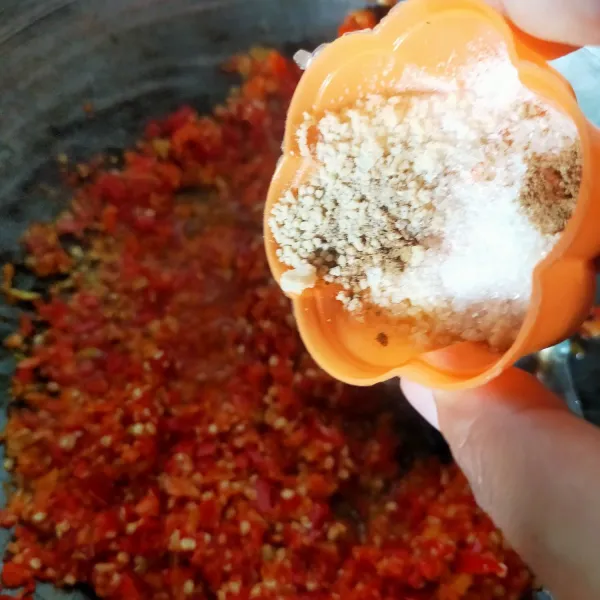 Panaskan minyak untuk menumis sambal, tumis bahan sambal yang telah dihaluskan. Tambahkan garam, lada bubuk, kaldu bubuk dan gula. Aduk rata. Masak hingga matang. Jangan lupa test rasa.