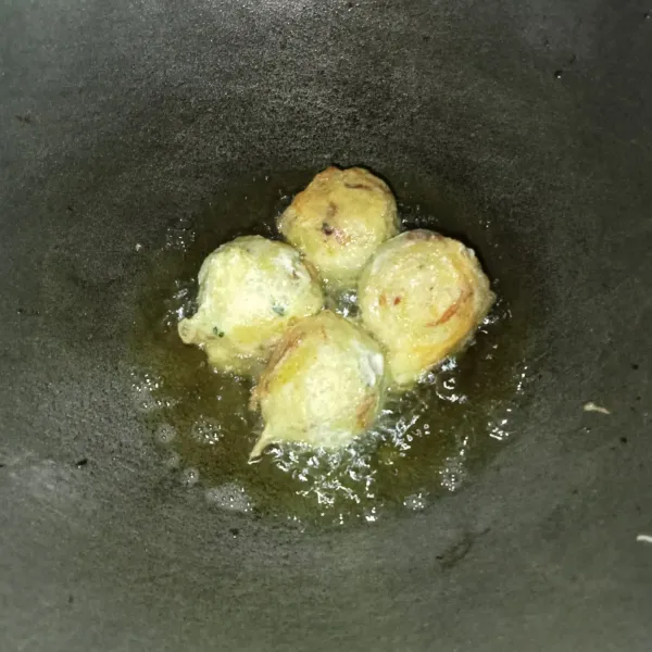 Lalu goreng hingga matang dan keemasan, kemudian angkat dan sajikan.