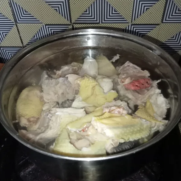 Rebus ayam dan air di panci.