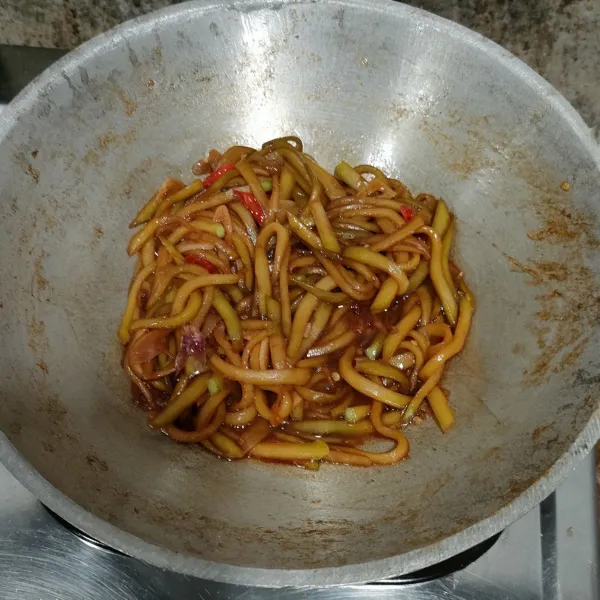 Matikan kompor. Tumis Kecap Labu Siam siap dipindahkan dalam piring saji.